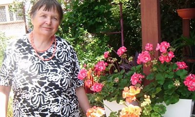 Emerytowana nauczycielka z Zielonki uczy dzieci za ciasto i pomoc w ogrodzie. Serca internautów pękają ze wzruszenia [zdjęcie]