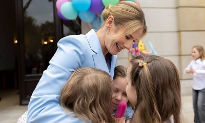 Marta Nawrocka w bajkowym błękicie oczarowała setki dzieci. Internauci zachwyceni: "Klasa sama w sobie" [zdjęcia]