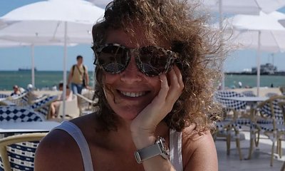 Monika Mrozowska pręży ciało nastolatki na sopockiej plaży. Wygląda jak siostra swoich dzieci [zdjęcia]