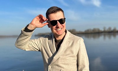 Rzadki widok: Rafał Mroczek pokazał młodszą o 13 lat żonę na ślubie. Fani w szoku: "Ale ślicznotka"