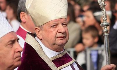 Kardynał Dziwisz nie stawił się w sądzie. Zasłania się jednym powodem, internauci bez litości: "Wstyd"