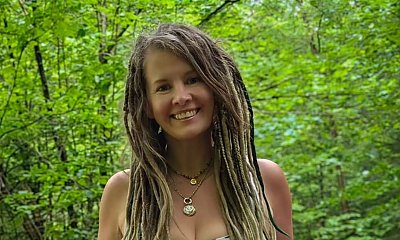 Anna Powierza w naturalnej odsłonie z dredami hasa po lesie. Tego piękna nie da się przemilczeć