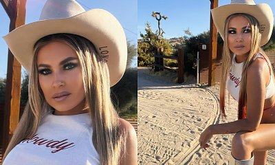 54-letnia Carmen Electra wypięła rozgogolony tył na ranczu. W skąpym monokini wygląda jak ratowniczka ze "Słonecznego Patrolu" [zdjęcia]
