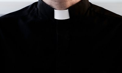 Urzędnicy aż przetarli oczy ze zdumienia! Zakonnik zażywał kąpieli słonecznej w stroju adamowym [szczegóły]