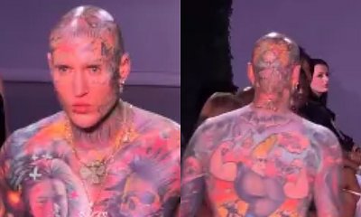 Stifler w barokowych gaciach pręży wydziarane ciało na wybiegu w Nowym Jorku. Fani przecierają oczy ze zdumienia [zdjęcie]