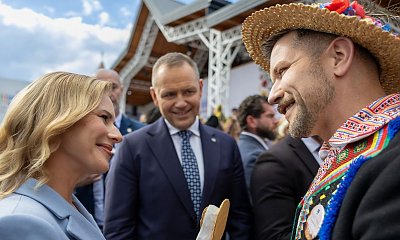 Nawroccy zabrali syna na dożynki. Nastolatek skradł show, fani patrzą na jeden szczegół [zdjęcia]