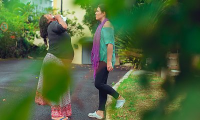Mama po porodzie liże noworodka. Fotografia budzi kontrowersje na całym świecie