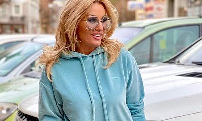 Dagmara Kaźmierska z "Królowych życia" w krótkiej ciemnej peruce w filmiku parodiującym światowe wydarzenia