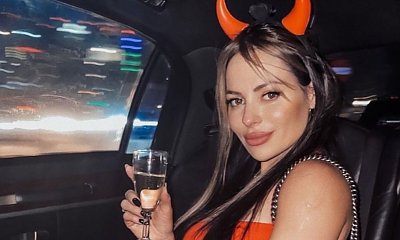 Sylwia Szostak wybrała się na ślub w długiej, dopasowanej sukni! Baby blue to zdecydowanie jej kolor - "Wyglądasz jak Dżasmina"!