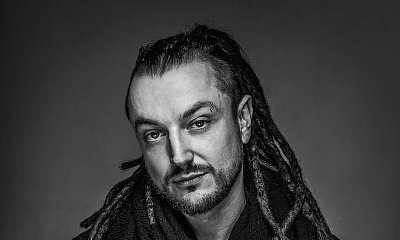 Tak mieszka Alek Baron. Okazały drewniany hol robi imponujące wrażenie!