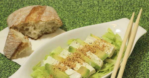 Sałatka z tofu naturalnego i makaronu ryżowego