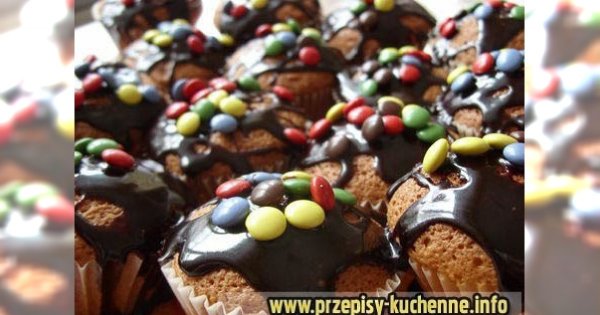 Babeczki biszkoptowe z cukiereczkami