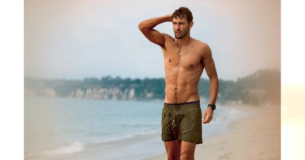 Noah Mills na plaży