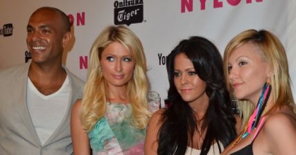 Paris Hilton na imprezie Nylon Magazine