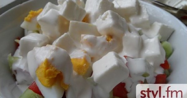 Sałatka z serem feta i sosem