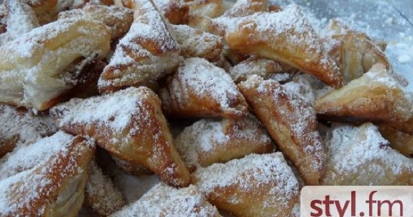 Smaczne ciasteczka trójkąty z ciasta francuskiego