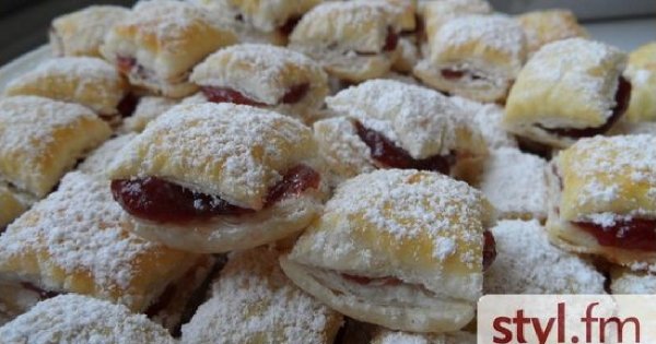 Ciastka z dżemem z róży z ciasta francuskiego