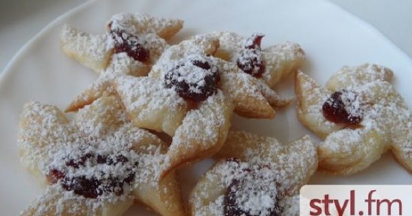 Smaczne ciasteczka wiatraczki z ciasta francuskiego