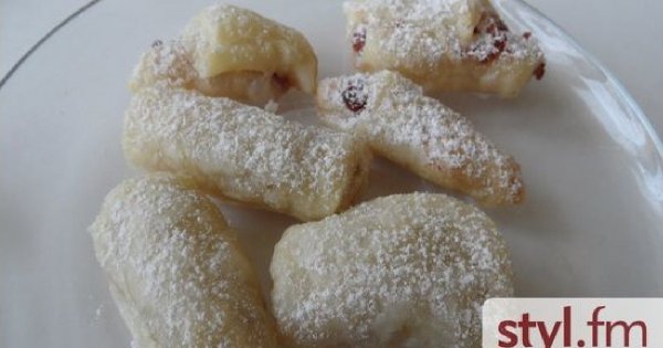 Małe rureczki z dżemem z ciasta francuskiego