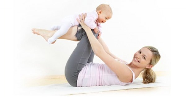 Mama z dzieckiem na fitnessie