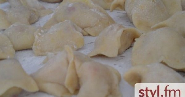 Pierogi z czerwonymi truskawkami