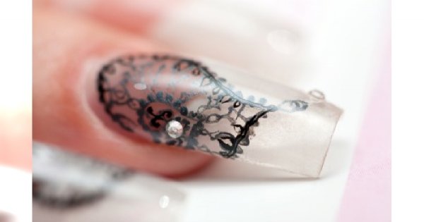 Manicure z wtopioną koronką