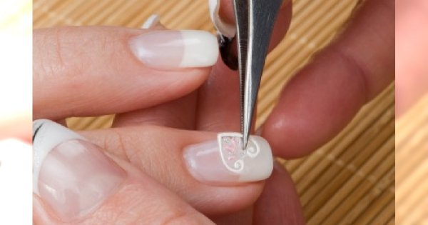 Naklejki na paznokcie – czy nadal są modne?