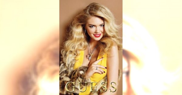 Uśmiechnięta biżuteria Guess