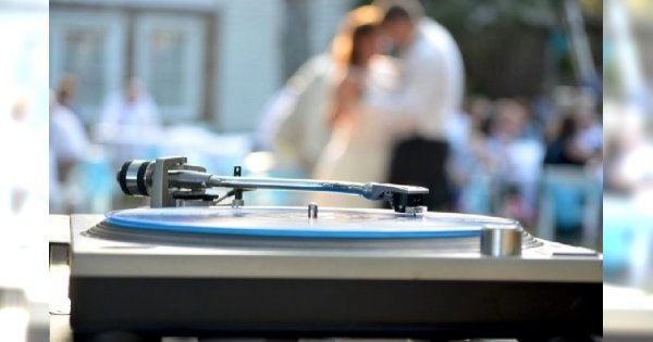 Dj czy zespół muzyczny na przyjęciu weselnym?