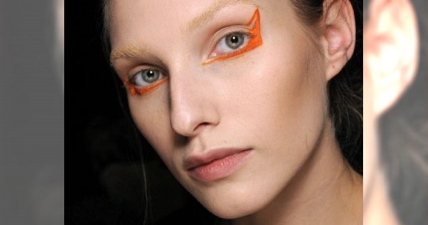 Kolorowe kreski na powiece u Albino