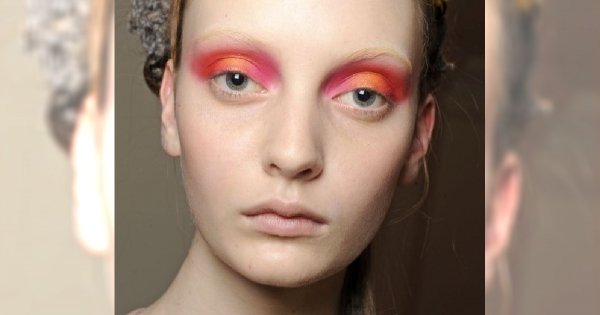 Jaskrawa powieka u Thakoon - trend na karnawał