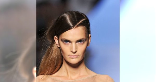 Asymetryczny przedziałek na pokazie Etro