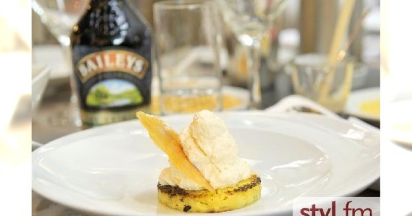 Grillowany ananas z sorbetem i musem z Baileys
