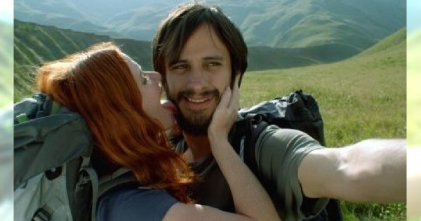 Gael Garcia Bernal jako Zorro i backpacker