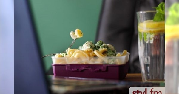 Kolanka z falbanką w sosie szpinakowo – pieczarkowym z kurczakiem