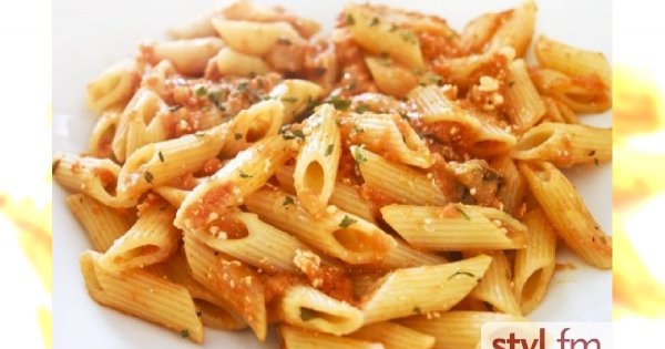 Makaron z pomidorami i pieczarkami