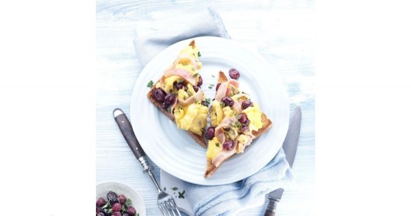 Jajecznica z szynką i żurawiną amerykańską
