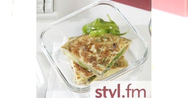 Hiszpański omlet z cebulą i zieloną papryką