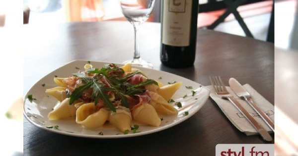 Pasta z szynką parmeńską i rukolą