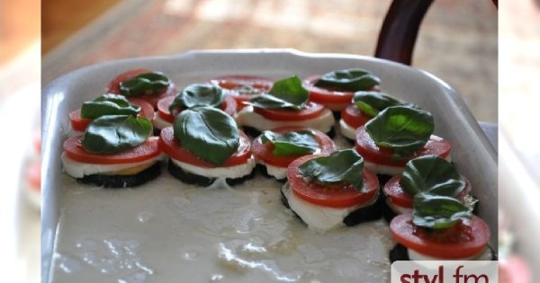 Sałatka z cukinii i pomidorowów z plasterkami mozzarelli