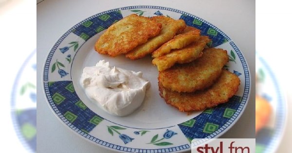 Placki ziemniaczane z łososiem wędzonym i śmietaną
