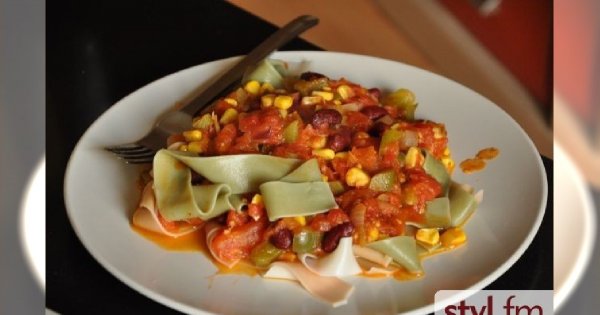 Makaron z sosem pomidorowym i fasolą