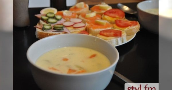 Kremowa zupa ze szparagów z wędzonym łososiem