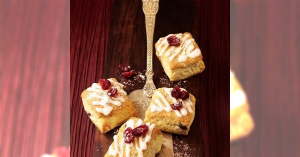 Ciasto drożdżowe z cranberries w kawałkach