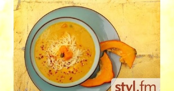 Rozgrzewająca zupa z dyni z makaronem