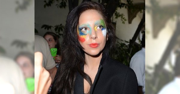 Lady Gaga maluje się farbkami - kicz czy sztuka?