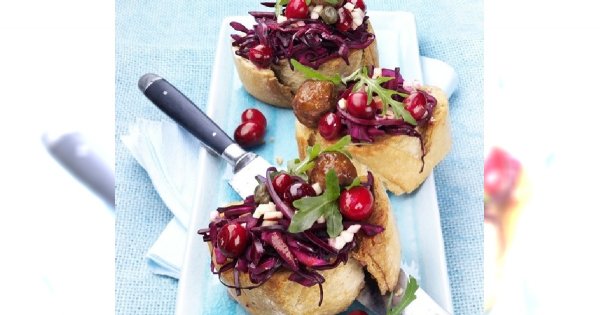 Crostinis z mielonymi kotlecikami i sałatką z żurawiny