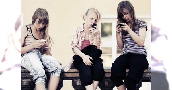 Młodzież uzależnia się od telefonów - fonoholizm kontrolowany