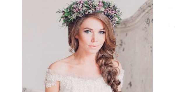 Najnowsze trendy, czyli ślubne fryzury z warkoczem w tle