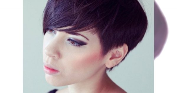 Krótkie fryzury z grzywką dla ciemnowłosych